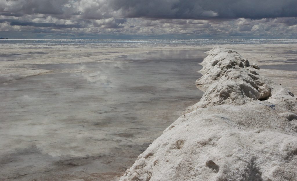 Salar de Uyuni, Bolivia. Saltsletten er verdens største, og inneholder halvparten av verdens kjente litiumforekomster. Foto: Danielle Pereira / Flickr (CC BY 2.0)