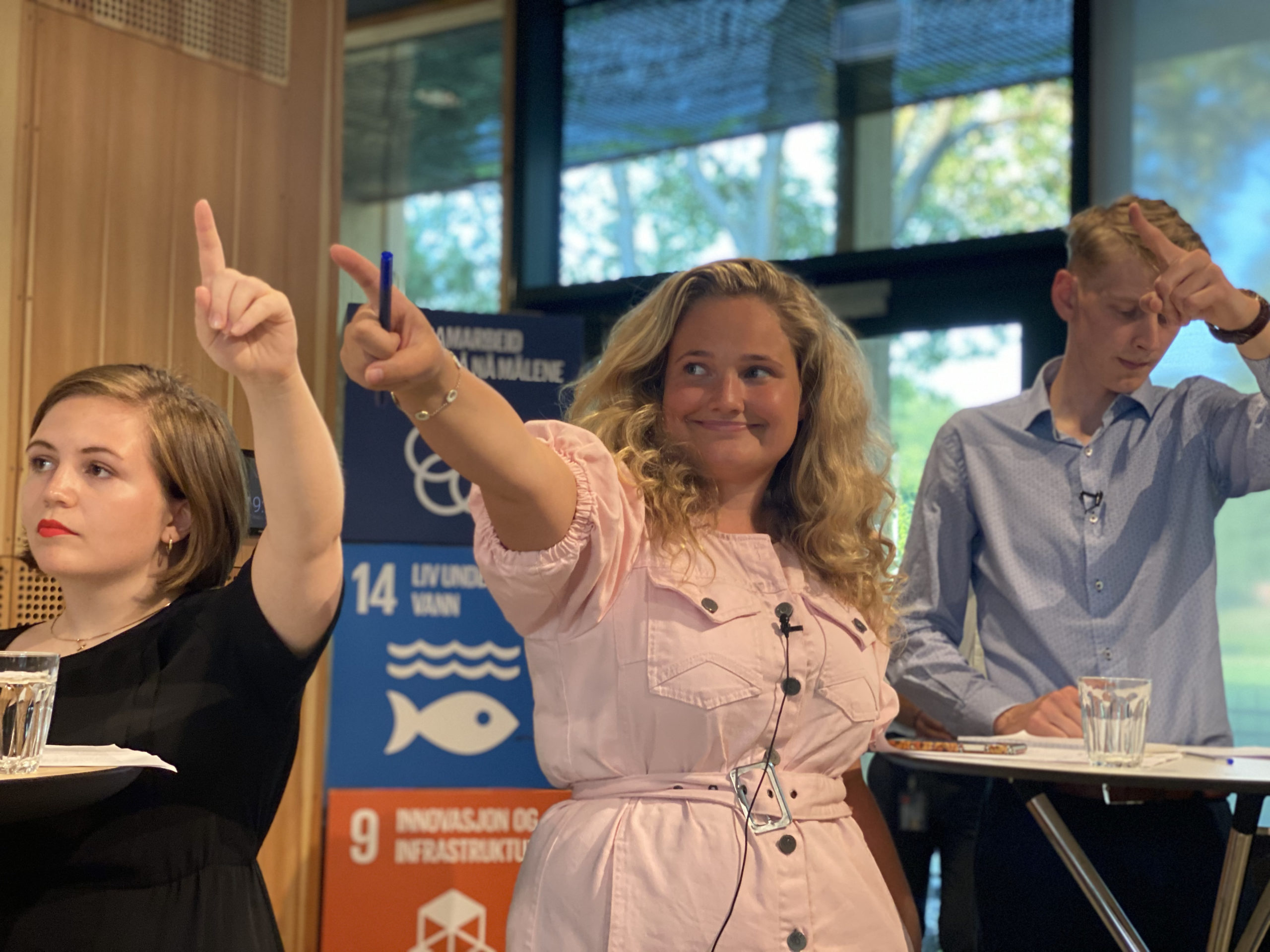Det kokte i klimahuset under ungdomspartidebatten. Fra venstre: Edel-Marie Haukland (KrFU), Amalie Gunnufsen (UH), og Andreas Brännström (FpU).